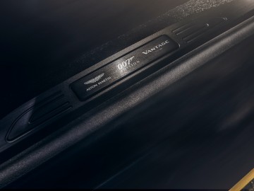 Aston Martin Vantage i DBS Superleggera 007